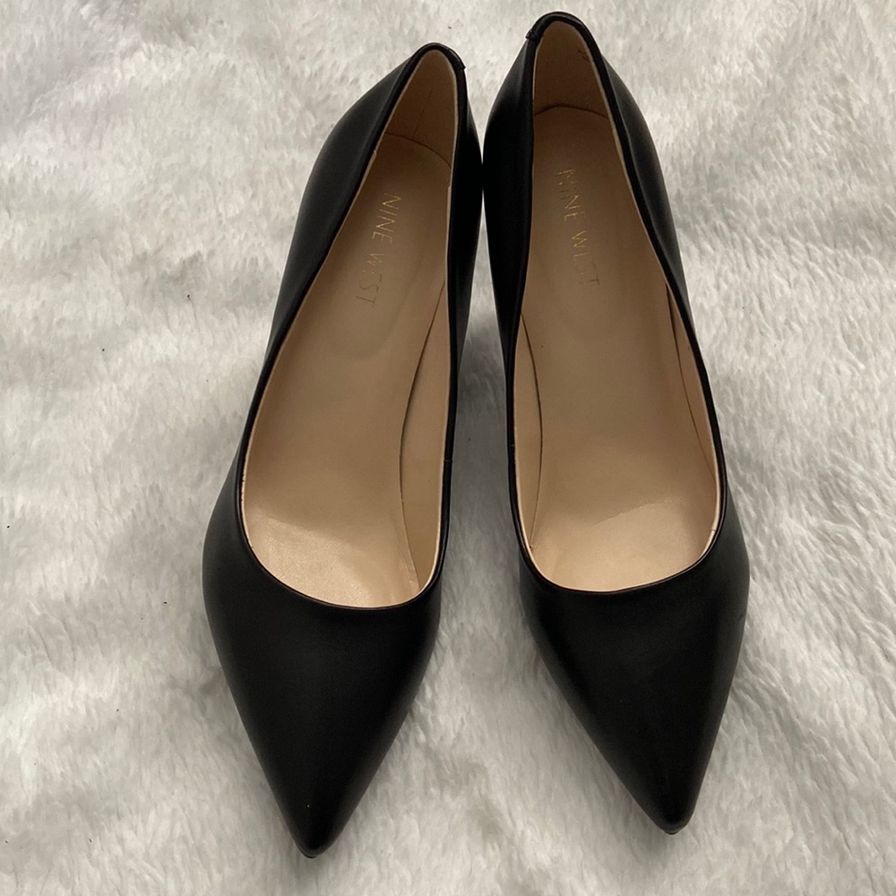 NWT Nine West black pumps